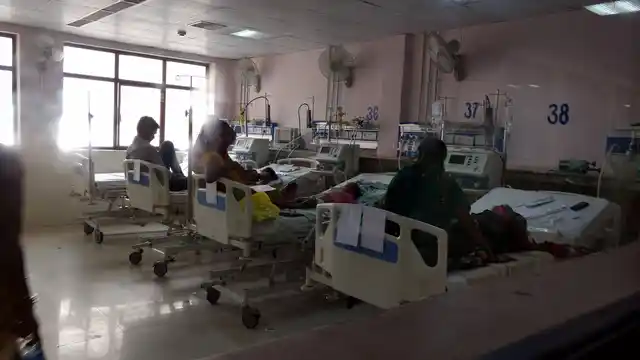 The desperation of encephalitis patients and their families in Gorakhpur is reflected in BRD Medical College. (Photo: <b>The Quint</b>/ Maanvi)