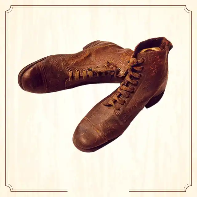 Bhagat Singh gifted this pair of shoes that belonged to him to Jaidev Kapoor. (Image Altered by The Quint/Original Photo Courtesy: <a href="http://www.supremecourtofindia.nic.in/sciphoto/photo_m1.html">Supreme Court of India)</a>