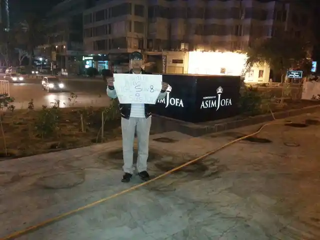 Fishel Benkhald holding a placard during a vigil in Karachi for victims of the Charlie Hebdo shooting. (Photo Courtesy: Facebook/<a href="https://www.facebook.com/Jew.Pakistani">Fishel Benkhald</a>)