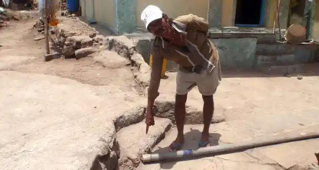 A pipeline to carry water lies unused in a village on Elephanta Island. (Photo Courtesy: Gajanan Khergamker/<a href="http://www.villagesquare.in/2017/03/31/development-distant-dream-elephanta-island/">Village Square</a>)