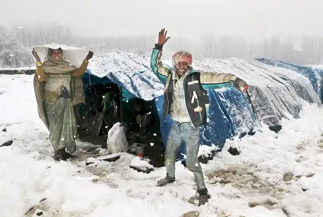 Migrant worker family in Anantnag, 2015. (Photo Courtesy: <i>Witness: Kashmir 1986-2016</i>/Javed Dar)