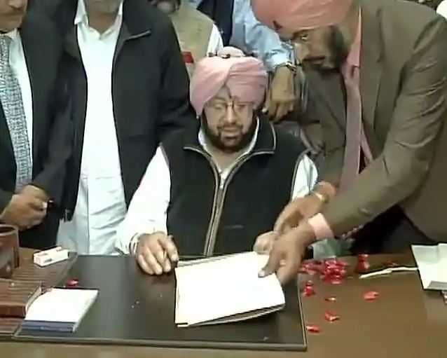 Amarinder Singh takes charge as Punjab chief minister. (Photo: ANI)