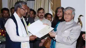 Trivendra Singh Rawat (<i>left</i>) with Uttarakhand Governor Krishna Kant Paul (<i>right</i>). (Photo Courtesy: Twitter/<a href="https://twitter.com/ANI_news/status/842758783940091906">ANI</a>)