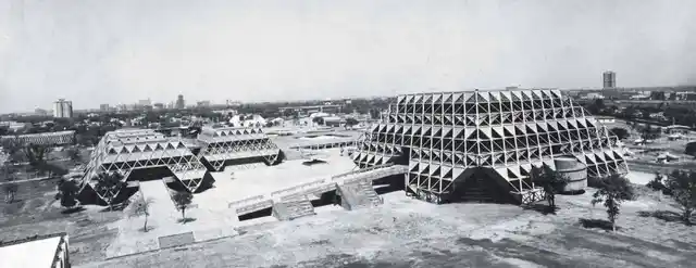 Aerial view of the exhibition hall complex with the larger Hall of Nations and four smaller Halls of Industries built for the 1972 International Trade Fair. (Photo: Copyright Mahendra Raj Archive via <a href="https://architexturez.net/doc/az-cf-123722">Architexturez.net</a>)