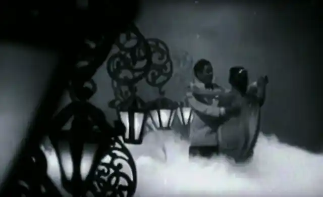 The setting, the lighting and the framing: Guru Dutt’s perfection is in the details. (Photo: Screenshot from film)