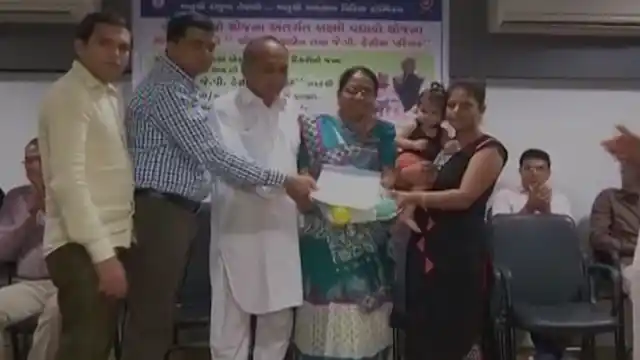 The Surat Diamond Association Health Committee issues bonds to girl children.