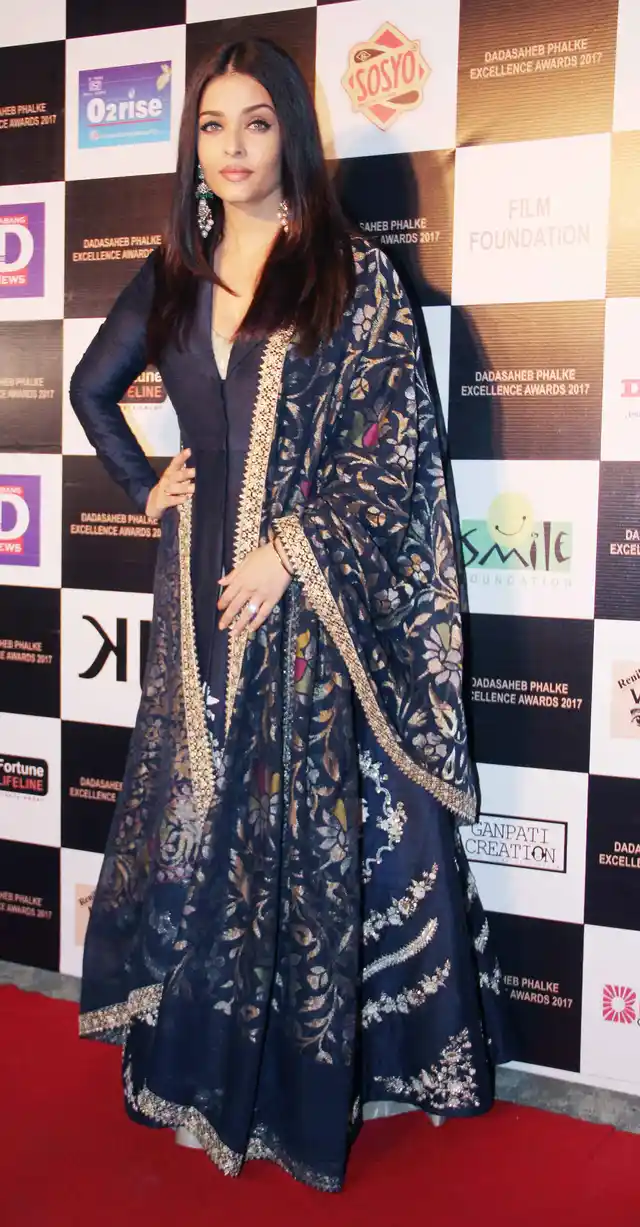 Aishwarya looks stunning ash she arrives at the Dadabhai Phalke Awards. She won for her performance in <i>Sarbjit</i>. (Photo: Yogen Shah)