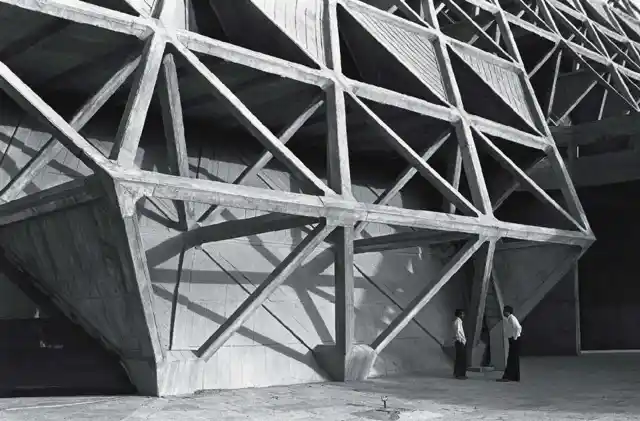 Photo capturing the springing point of a set of three nodes emerging from the ground with openings on both sides. (Photo: Copyright Mahendra Raj Archive via <a href="https://architexturez.net/doc/az-cf-123722">Architexturez.net</a>)