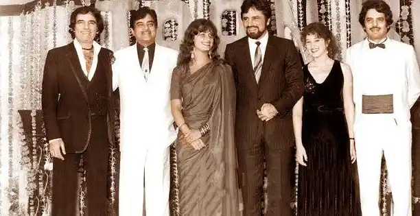 Shatrughan Sinha in a Khan family snap. (Photo courtesy: <a href="https://www.facebook.com/FerozKhanLovers/">Facebook/ ferozekhanlovers</a>)