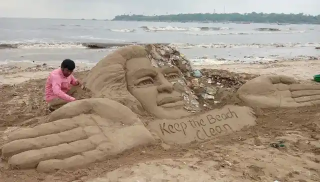 Afroz’s endeavour found support in various forms. (Photo courtesy: <a href="https://www.facebook.com/cleanupversovarockbeach/">Facebook/ Cleanupversovarockbeach</a>)