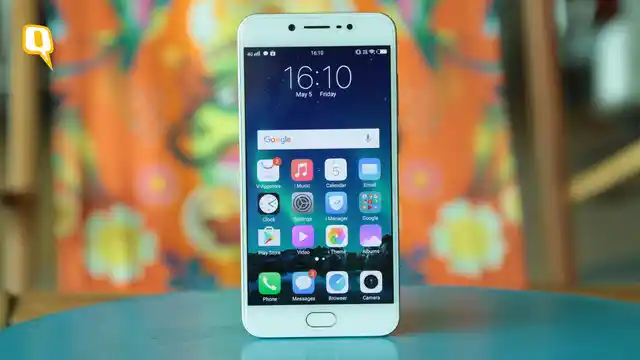 The Vivo V5s has a premium design. (Photo: Shiv Kumar Maurya/<b>The Quint</b>)