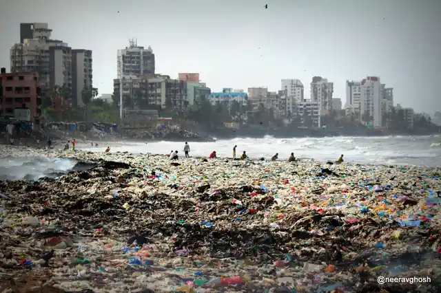 A seemingly Herculean task, made possible. (Photo courtesy: <a href="https://www.facebook.com/pg/cleanupversovarockbeach/photos/?tab=album&album_id=1531248370515547">Facebook/ Cleanupversovarockbeach</a>)