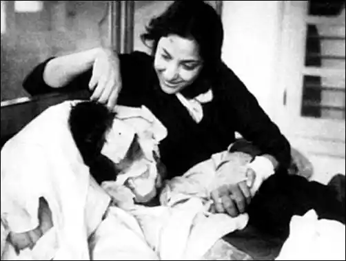 Nargis tends to an injured Sunil Dutt during the filming of <i>Mother India</i>. (Photo courtesy: <a href="https://twitter.com/MosesSapir/status/403616420304801793">Twitter/@<b>MosesSapir</b></a>)