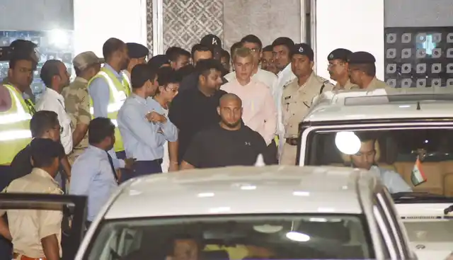 Bieber exiting the airport. (Photo: Yogen Shah) 