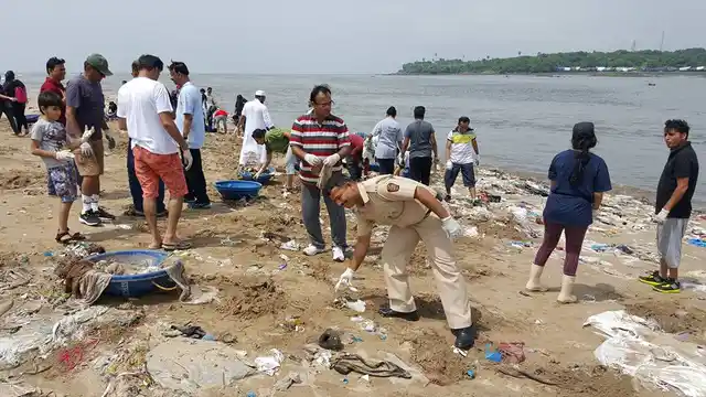 Various community members helped out, including police officers. (Photo courtesy: <a href="https://www.facebook.com/cleanupversovarockbeach/">Facebook/ Cleanupversovarockbeach</a>)