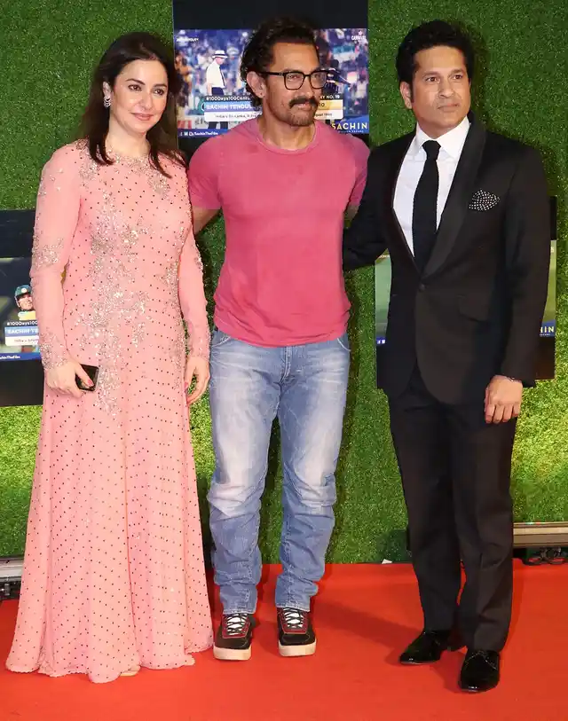 Aamir poses with Anjali and Sachin Tendulkar. (Photo: Yogen Shah) 
