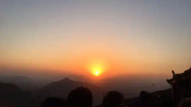 Sunset in Khandala. (Photo Courtesy: Twitter/<a href="https://twitter.com/santosh_360">@santosh_360</a>)