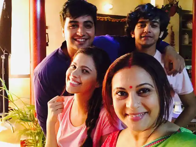 The actor with her onscreen children. (Photo Courtesy: Manasi Joshi Roy)