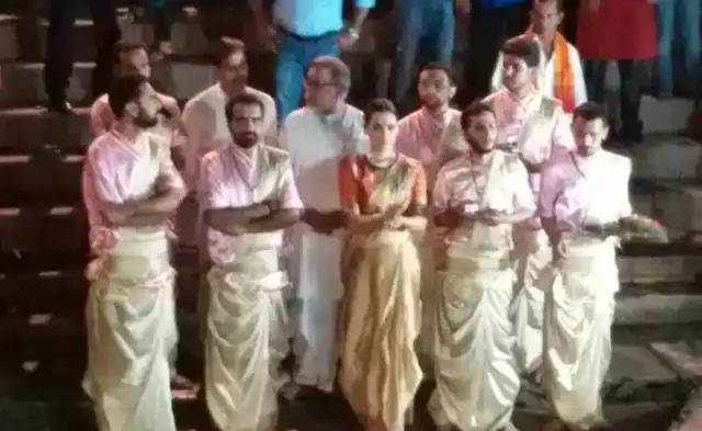 The actor does Ganga puja. (Photo courtesy: <a href="https://twitter.com/qangana/status/860295631478206464">Twitter/ @qangana</a>)