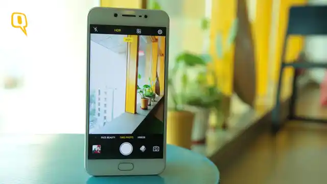 The Vivo V5s has a 20 megapixel selfie camera. (Photo: Shiv Kumar Maurya/<b>The Quint</b>)