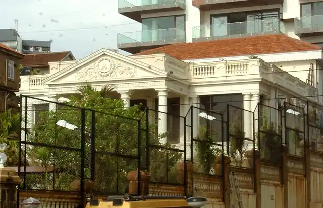 Mannat, SRK’s home. (Photo courtesy: <a href="https://twitter.com/MumbaiMirror/status/867712410769018880">Twitter/ MumbaiMirror</a>)