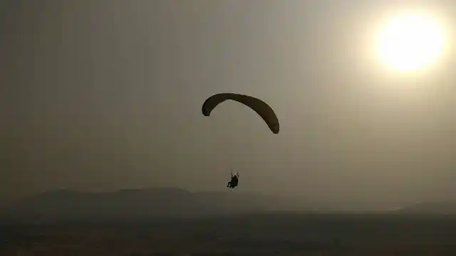 Parasailing in Kamshet is all you need to beat the blues. (Photo Courtesy: Twitter/<a href="https://twitter.com/gayatri_gadre">@gayatri_gadre</a>)