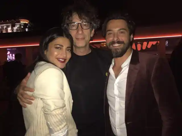 Meanwhile, guess who got to hang out with Neil Gaiman? Shruti Haasan! (Photo courtesy: Twitter)