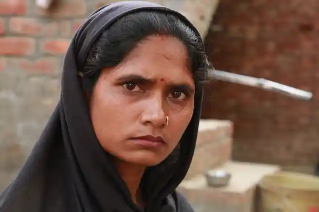 Anita Devi, a Dalit woman in Shabbirpur, asks why the brunt of the allegations of violence always falls on the lower castes. (Photo: Abhay Sharma/<b>The Quint</b>)