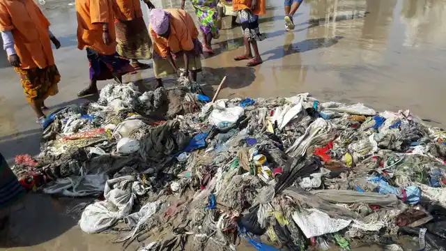 The BMC lends a hand in cleaning up the beach. (Photo courtesy: <a href="https://www.facebook.com/pg/cleanupversovarockbeach/photos/?tab=album&album_id=1531248370515547">Facebook/ Cleanupversovarockbeach</a>)
