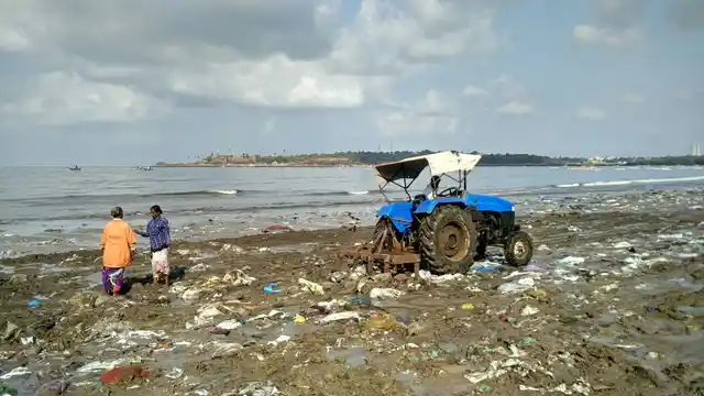 The beginning of Shah’s venture in July 2015. (Photo courtesy: <a href="https://www.facebook.com/pg/cleanupversovarockbeach/photos/?tab=album&album_id=1531248370515547">Facebook/ Cleanupversovarockbeach</a>)