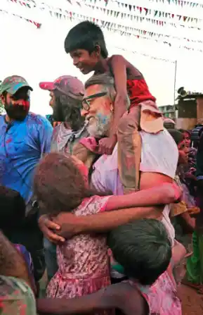 The director interacts with slum kids during the shoot. (Photo courtesy: <a href="https://twitter.com/search?f=images&vertical=default&q=mere%20pyare%20prime%20minister&src=typd">Twitter/ SpiceSocial1</a>)