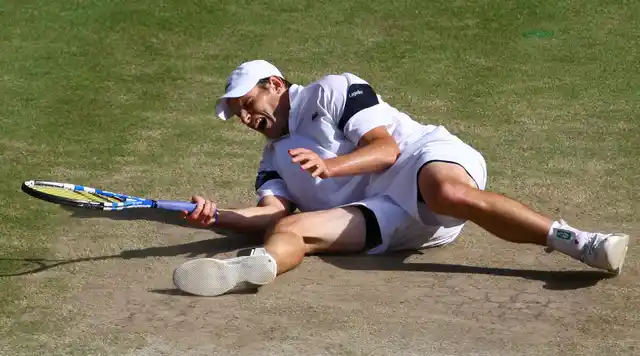 Andy Roddick falls during the 2009 Wimbledon final.