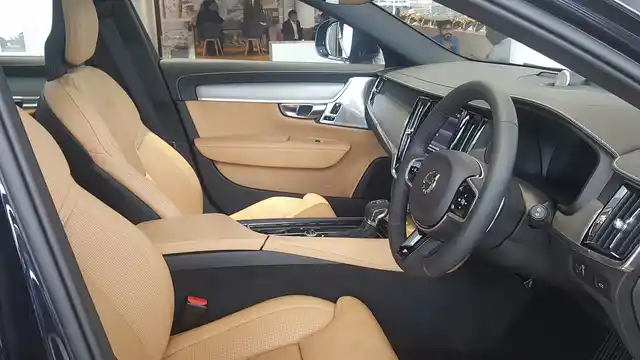 Volvo V90 Cross Country features ventilated front seats with massage function. 