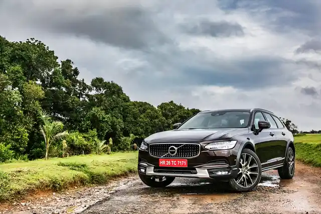 The Volvo V90 Cross Country rides on large 20-inch wheels. 