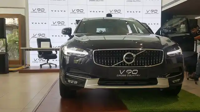 The Thor-hammer LED headlamps stand out on the V90 Cross Country. 
