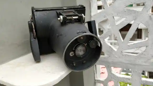 This camera was used during the World War by the officers flying for the US Air Force. 