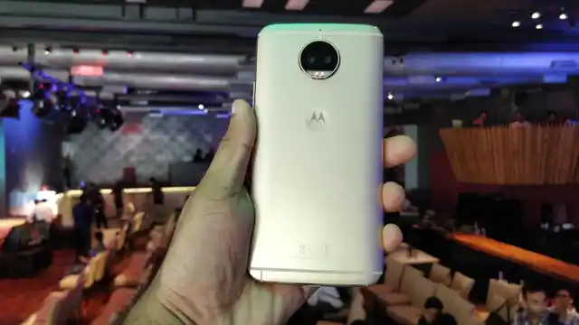 Unibody design of the Moto G5s series makes it look premium. 