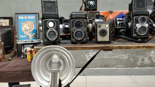 Rolleiflex is another brand that photo enthusiasts would fondly remember. 