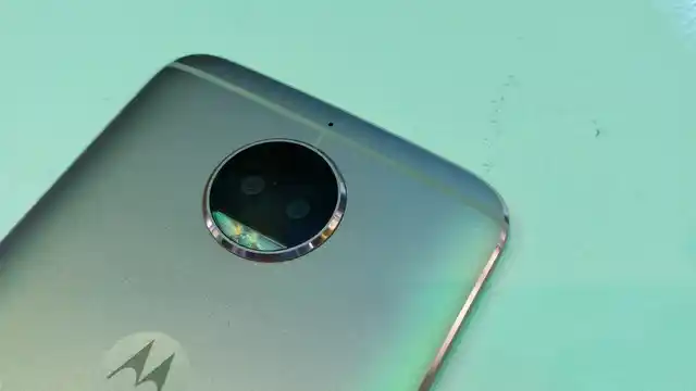 Two 13-megapixel shooters at the back. 