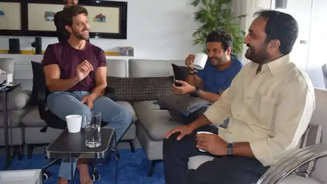 Hrithik Roshan explains a point to Anand Kumar while director Vikas Bahl looks on.