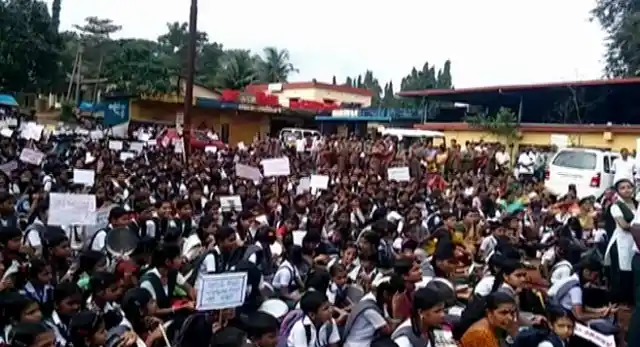 Protesters alleged that the long-standing rivalry between Kalladka Prabhakar Bhat and Minister Ramanath Rai had led to the withdrawal of funds. 