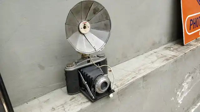 This camera comes with a foldable, satellite flash. 