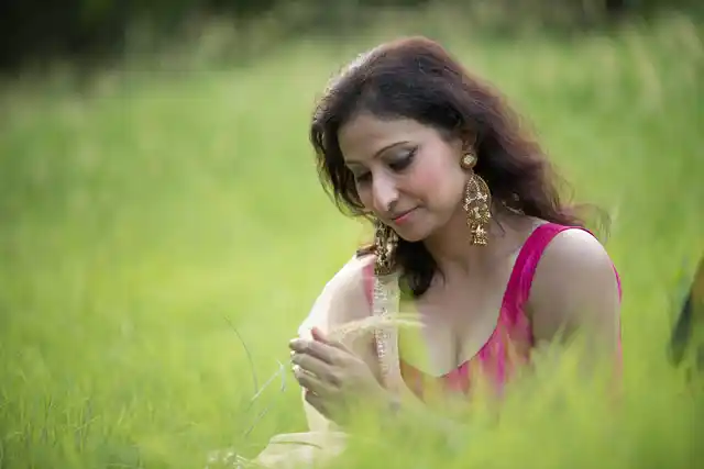 Priya Bhargava wearing her favourite rani pink choli and earrings she picked from Lajpat Nagar
