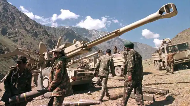 File photo of Indian soldiers carrying shells near a Bofors FH-77B 155mm artillery gun. (Photo: Reuters)