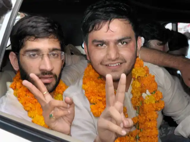 NSUI’s Rocky Tusseed and Kunal Sehrawat (L) flash victory signs after winning the President and vice-president’s posts in DUSU 2017 elections.