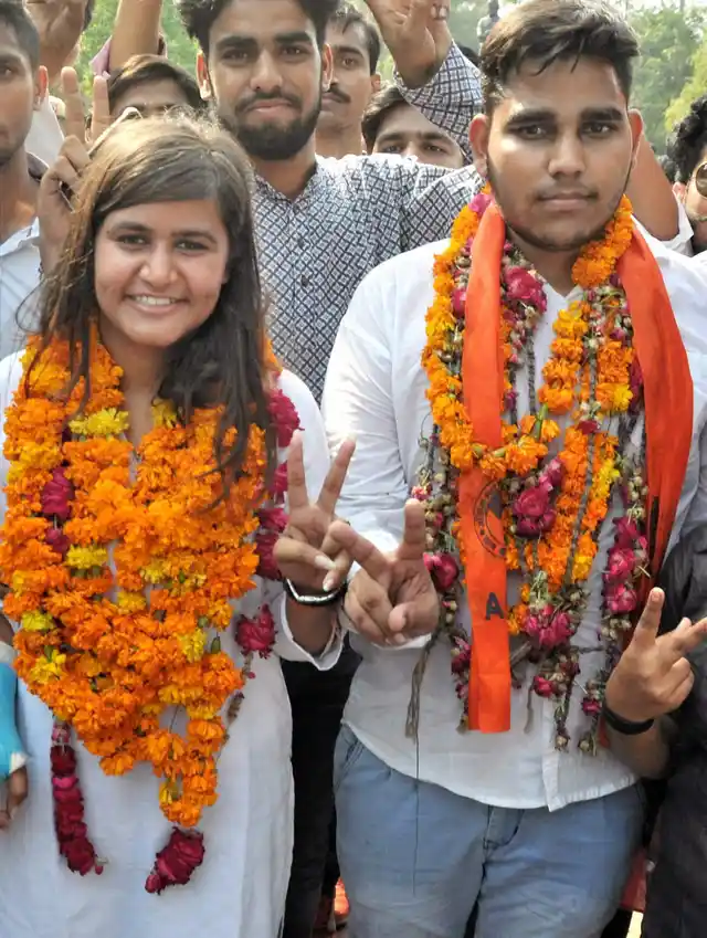 ABVP’s Mahamedha Nagar and Uma Shankar (R) flash victory signs after winning the Secretary and Joint Secretary posts in DUSU 2017 elections.