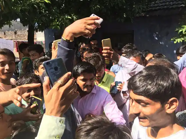 <i>“Ek photo, Hardik!”</i>
