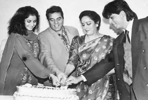 Hema Malini and Dharmendra cut a cake with Shah Rukh Khan and the late Divya Bharti during the <i>Dil Aashna Hai </i>days.