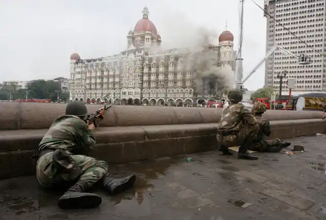 Commandos take position at the periphery of the Taj Mahal hotel to combat terrorists.