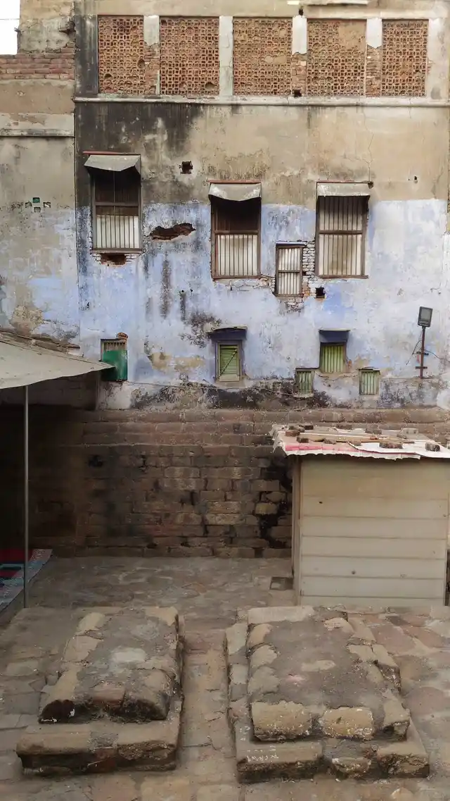 The tomb is surrounded by residential buildings on all sides.